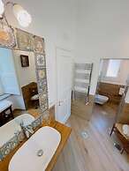 DE VIVO REALTY - COCO'S APARTMENTS
