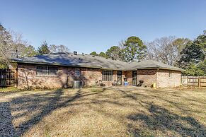 Family Home w/ Yard - 5 Mi to Jackson State Campus
