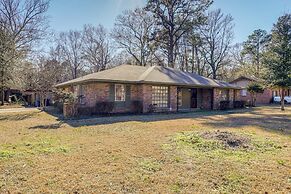 Family Home w/ Yard - 5 Mi to Jackson State Campus