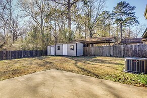 Family Home w/ Yard - 5 Mi to Jackson State Campus