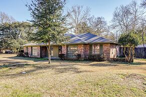Family Home w/ Yard - 5 Mi to Jackson State Campus