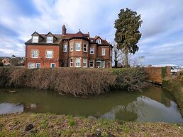 Lakeside Oxford Hotel