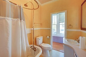 Explore Jackson! Historic Belhaven Home w/ Porch