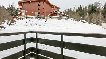 Alpine Home With Balcony Near Slopes