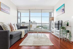 A Comfy & Spacious 2BR Apt Harbour View