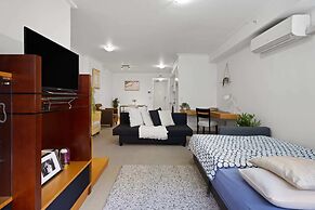 Bright & Spacious Stay for 6 Near Darling Harbour
