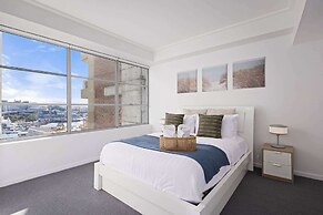 Stylish 2BR Apt Overlooking Darling Harbour
