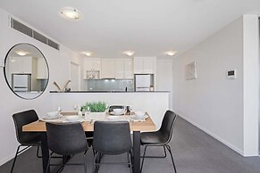 Stylish 2BR Apt Overlooking Darling Harbour