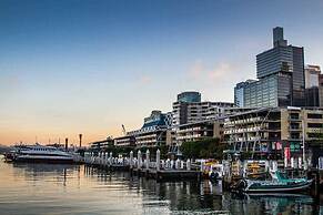Stylish 2BR Apt Overlooking Darling Harbour