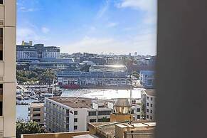 Stylish 2BR Apt Overlooking Darling Harbour