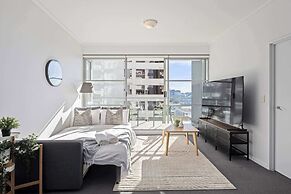 Stylish 2BR Apt Overlooking Darling Harbour