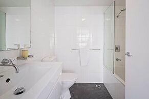 Stylish 2BR Apt Overlooking Darling Harbour