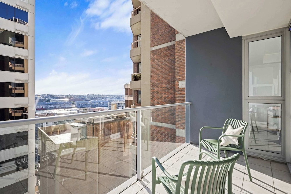 Stylish 2BR Apt Overlooking Darling Harbour