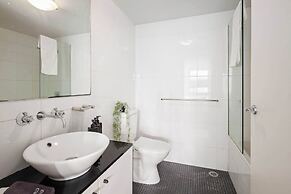 Cozy 2BR Apartment Steps From Darling Harbour