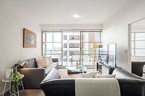 Cozy 2BR Apartment Steps From Darling Harbour