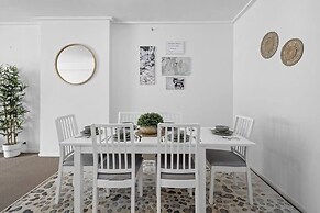 Spacious Modern Apt for 6, Next to Darling Harbour