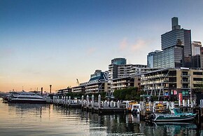 Spacious Modern Apt for 6, Next to Darling Harbour