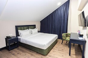 Macara Lake Park Hotel