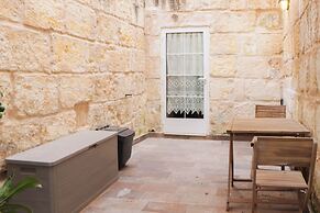 Traditional Maisonette - Yard & Jacuzzi