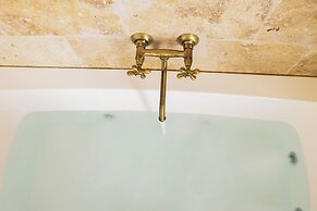 Traditional Maisonette - Yard & Jacuzzi
