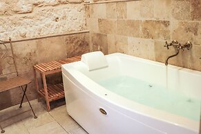 Traditional Maisonette - Yard & Jacuzzi