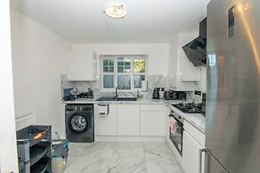 Modern Elegant and Spacious 3 Double Bedroom House