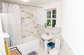 Modern Elegant and Spacious 3 Double Bedroom House