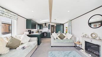 Bumblebee - 2 Bedroom Lodge - Manorbier