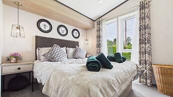 Bumblebee - 2 Bedroom Lodge - Manorbier