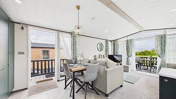 Bumblebee - 2 Bedroom Lodge - Manorbier