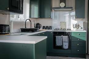 Bumblebee - 2 Bedroom Lodge - Manorbier