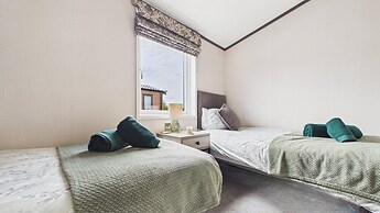 Bumblebee - 2 Bedroom Lodge - Manorbier
