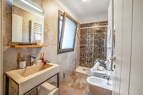7br Luxury Villa - Pool, Garden & Parking