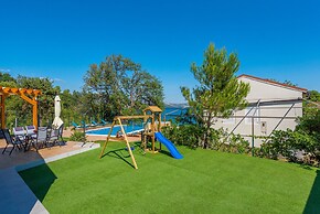 Beachfront Villa Promenada