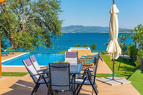 Beachfront Villa Promenada