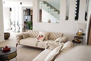 Luxury Villa Nuova With Heated Pool