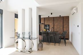 Luxury Villa Nuova With Heated Pool