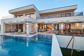 Luxury Villa Nuova With Heated Pool