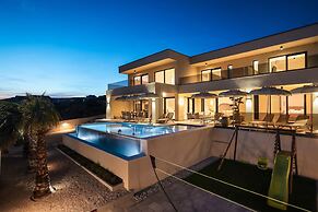 Luxury Villa Nuova With Heated Pool