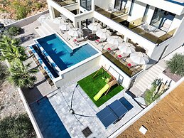 Luxury Villa Nuova With Heated Pool