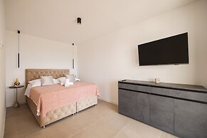 Luxury Villa Nuova With Heated Pool