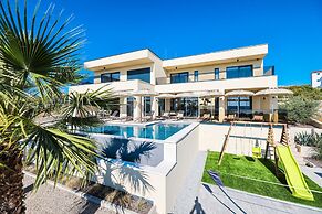 Luxury Villa Nuova With Heated Pool