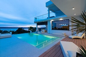 Villa Michelle With Infinity Pool