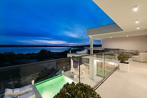 Villa Michelle With Infinity Pool