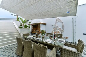 Villa Michelle With Infinity Pool