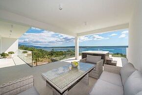 Villa Michelle With Infinity Pool