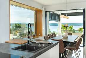 Villa Michelle With Infinity Pool