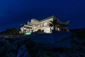 Villa Michelle With Infinity Pool