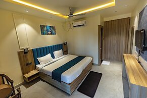 Chandrika Greens Resort Near Prem Mandir