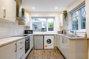 Gloucester-5 Bed Home for Work & Leisure